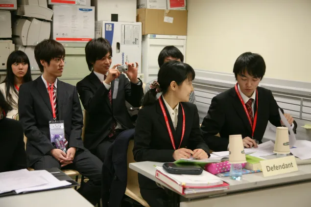 在比赛的过程中，来自京都大学的同学们为他们的队友拍下发言结束的瞬间。