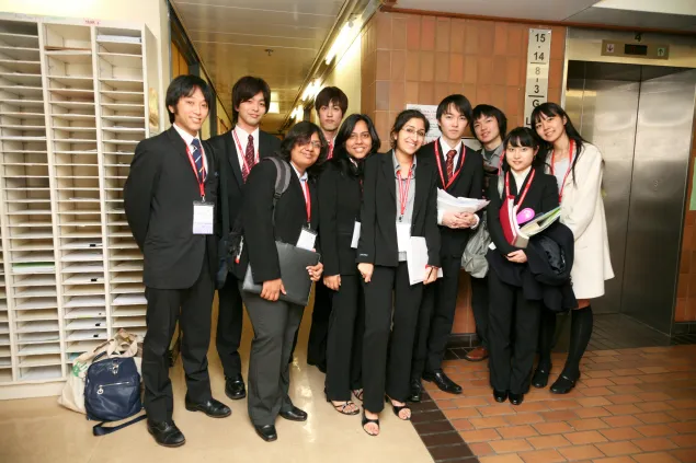 加奈说模拟法庭给来自不同地区和文化的学生提供了直接交流的机会。她与她的队友以及支持者们与来自印度希达亚图拉国家法律大学的同学们合影留念。最终，希达亚图拉国立法律大学代表队取得了香港国际人道法模拟法庭竞赛的亚军。