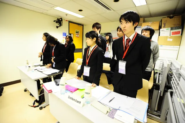 来自日本的京都大学代表队和来自印度赖布尔的希达亚图拉国立法律大学代表队在第一轮比赛中相遇。比赛前，所有队员起立，以示对法官的尊重。