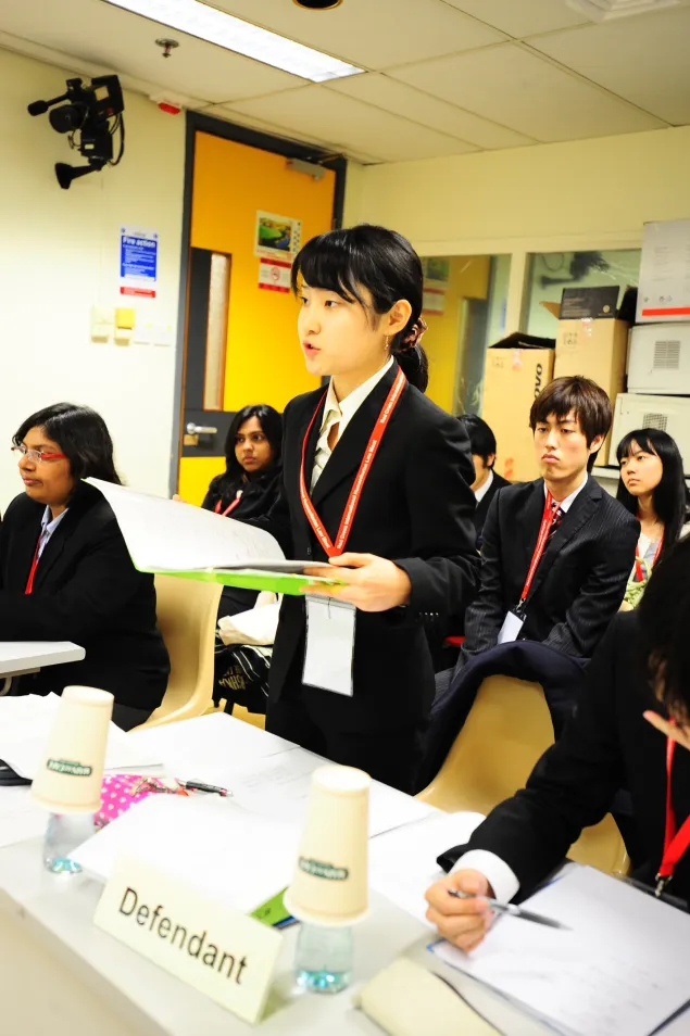 法律系学生村井加奈首次参加在香港举办的亚太地区国际人道法模拟法庭竞赛。作为辩方的她正在法官面前进行案例陈述。