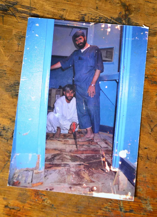 医院X光科的负责人给我们展示了几张医院翻修前的老照片。他给我们描述起当年的战斗的激烈程度手舞足蹈，指着一面窗户说：“当时一枚火箭弹就从那边过来，穿过这个窗户打在那面墙上。”