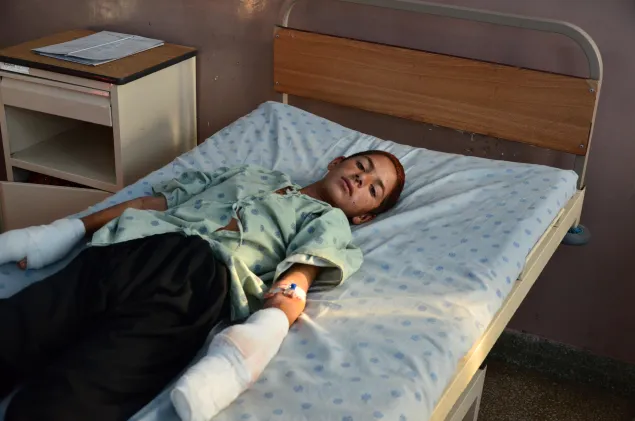 2014年11月，阿富汗，坎大哈，米尔韦斯地区医院，战伤外科病房。一位13岁的男孩无助地躺在病床上。他在割草时不幸碰到一枚简易爆炸装置，导致双手受伤。我们能做的只能是给他两颗糖果，希望他能早日康复，回到学校。