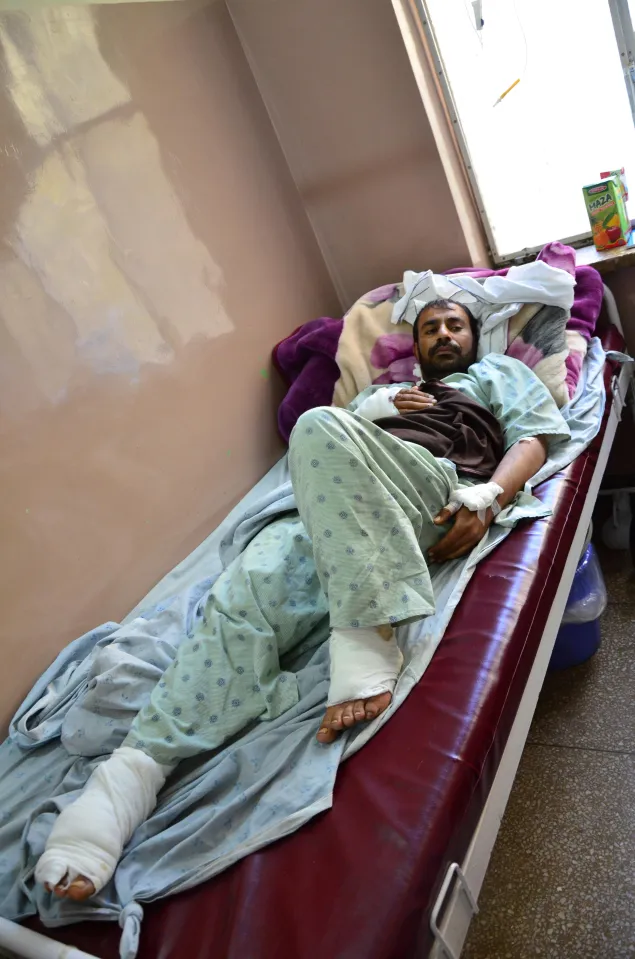 这名男子被一枚简易炸弹炸伤。他说当时他在驾车，炸弹就粘在司机一侧的门上，幸运地是车上的家人都安然无恙。