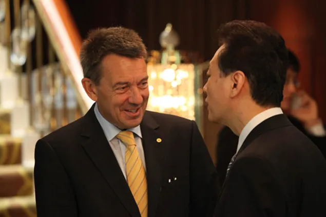 研讨会上，红十字国际委员会主席彼得•毛雷尔先生和外交部副部长王超阁下进行交流。