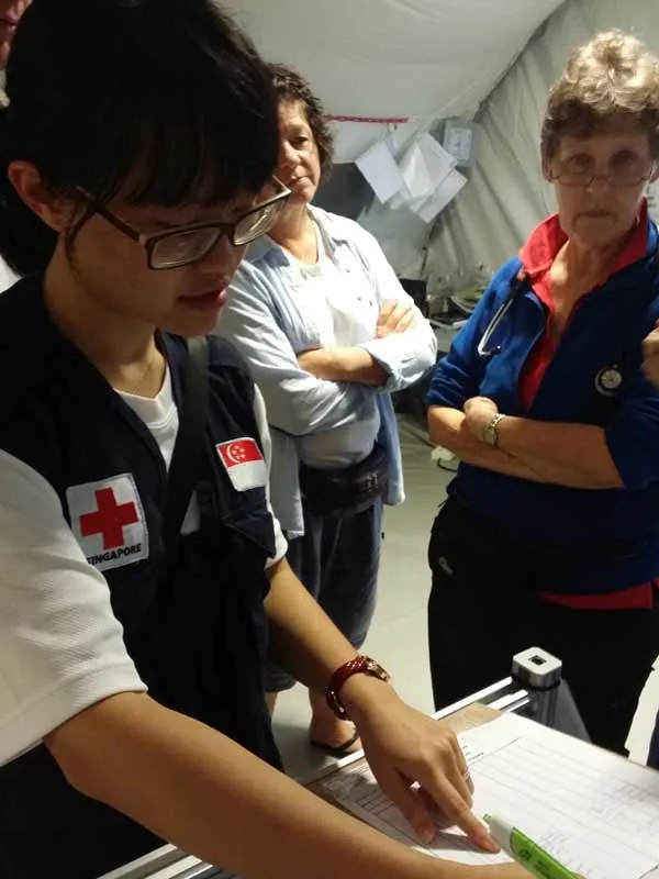 菲律宾，萨马，巴塞应急医院。 洪淑芬医生正在查早房。