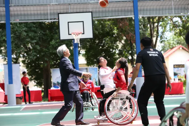 Japanese ambassodor to Cambodia Atsushi Ueno kicks off the friendly match by throwing the ball into the air in the centre of the court. Stephen Rae/ICRC