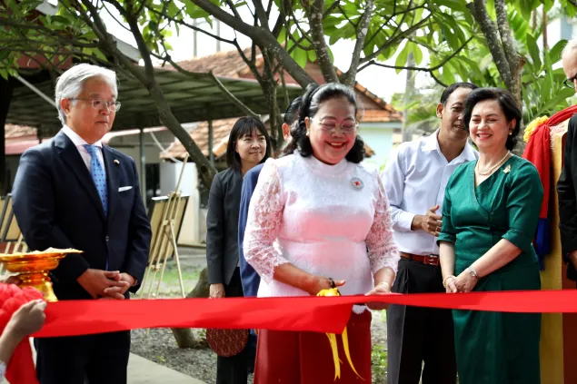 Men Neary Sopheak participates in the ribbon-cutting ceremony during the inauguration of the new roof in Battambang, Cambodia. Stephen Rae/ICRC