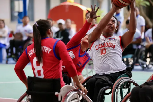 Female athletes participated in the friendly wheelchair basketball match. Stephen Rae/ICRC