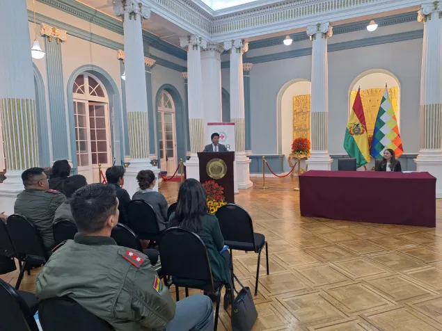 Mariscal Andrés de Santa Cruz Bolivia CICR Ministro toma la palabra en un salón.