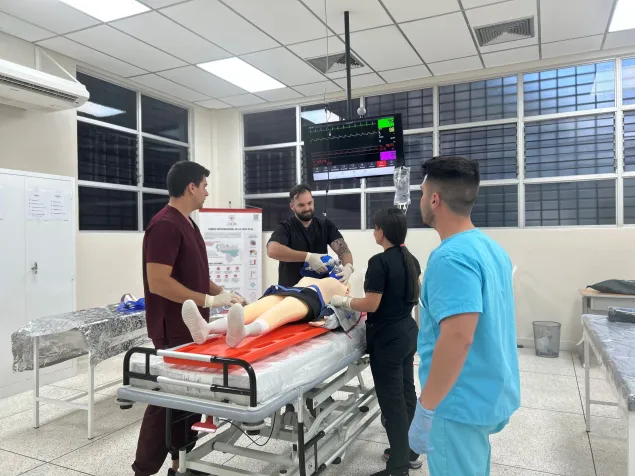 Varios estudiantes están usando la camilla y el maniquí que fueron donados para la sala de simulación en la Universidad de Carabobo, núcleo Aragua.