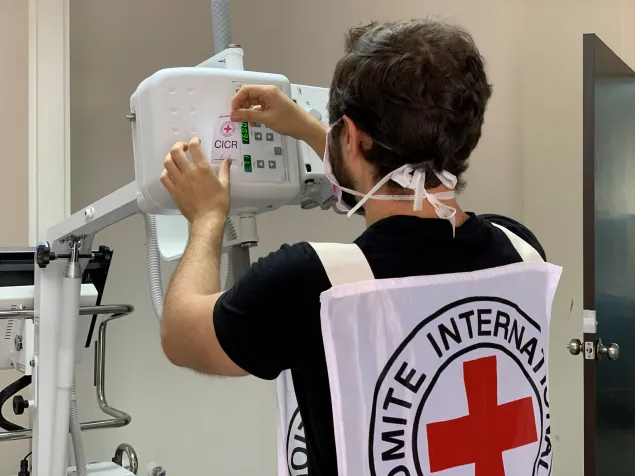 Un trabajador del CICR culmina la instalación de un equipo donado por el CICR Enel Hospital Domingo Luciani en Caracas