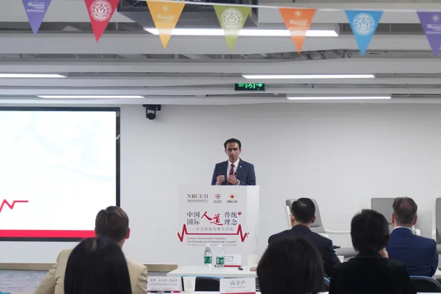 红十字国际委员会东亚地区代表处传播主管巴昱华在活动结束时总结了此次活动的亮点，并盛赞与会专家学者从不同视角对此次研讨会主题的阐释。