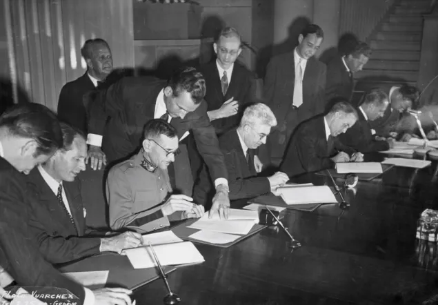 Ginebra, Suiza, edificio electoral de la Delegación Suiza, el 12 de agosto de 1949. Firma del Acta Final de la Conferencia Diplomática para la Revisión de la Convención de Ginebra de 1949.