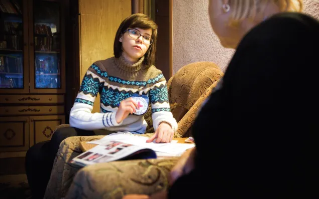 Donetsk region, Gorlvoka. The ICRC helps families find relatives. An ICRC employee is filling in a tracing request form.