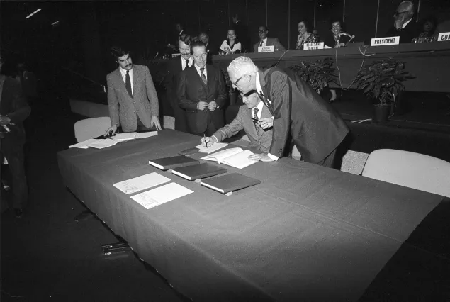 Firma de los protocolos adicionales de los Convenios de Ginebra