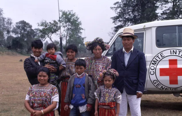 Una familia participa en la campaña “La gente en las guerras, incluso las guerras tienen límites”.
