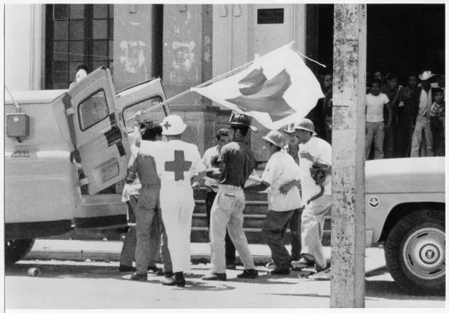 En la Ciudad de Guatemala, socorristas evacúan a una persona herida.