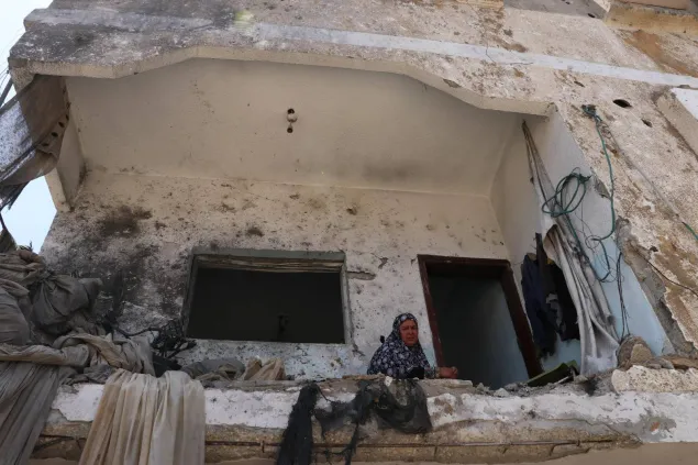 Retrato de una casa que ha sido dañada durante hostilidades del conflicto armado