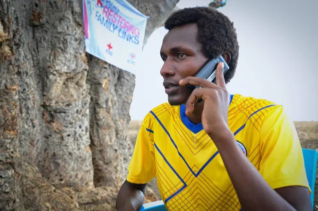 El CICR y la Cruz Roja de Sur Sudán realizan la labor humanitaria de posibilitar llamadas entre personas refugiadas y sus familiares para mantener el contacto familiar.