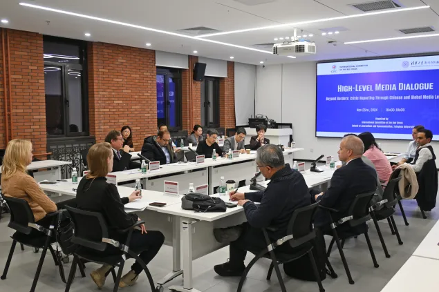 On 25 November 2024, the International Committee of the Red Cross (ICRC) and the Tsinghua University School of Journalism and Communication (TUSJC) co-hosted a high-level media dialogue titled “Beyond Borders: Crisis Reporting Through Chinese and Global Media Lenses” at Tsinghua University, Beijing, China.  