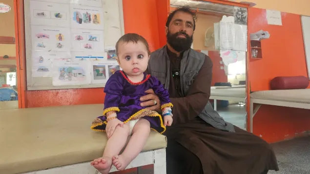 Little Fatima and her father, Gul Wazir, at the ICRC-supported PRC in Kabul.