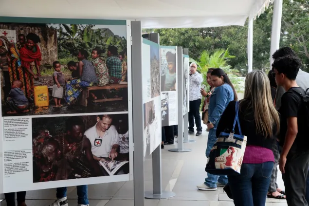 Varias personas están viendo la exposición