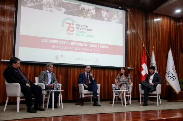 En el conversatorio están sentados conversando Jesús González, asesor jurídico de la Cruz Roja Venezolana; El embajador de Suiza en Venezuela, Gilles Roduit; la jefa de la Delegación Regional Caracas del CICR, Valerie Aubert; el profesor de DIH de la Universidad Militar Bolivariana, Jesús Rojas; y el Asesor Jurídico de la Cruz Roja Cubana, Joel González.