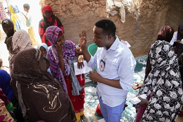 Eager mothers talk to ICRC health staff.