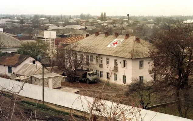 Больница МККК в Новых Атагах, Чечня, 1996 г. Больница МККК в Новых Атагах, Чечня, 1996 г.