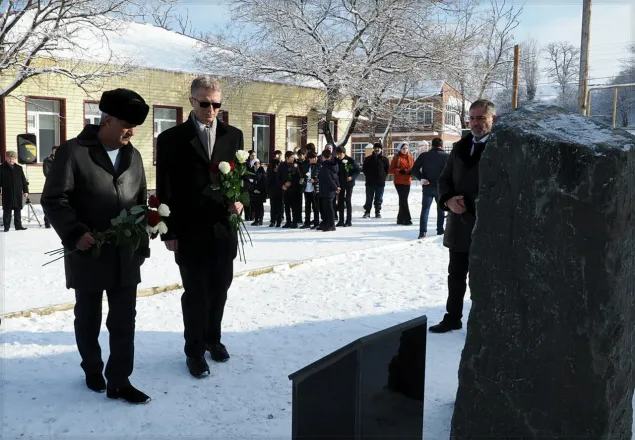 Магне Барт кладет цветы к памятной стеле.