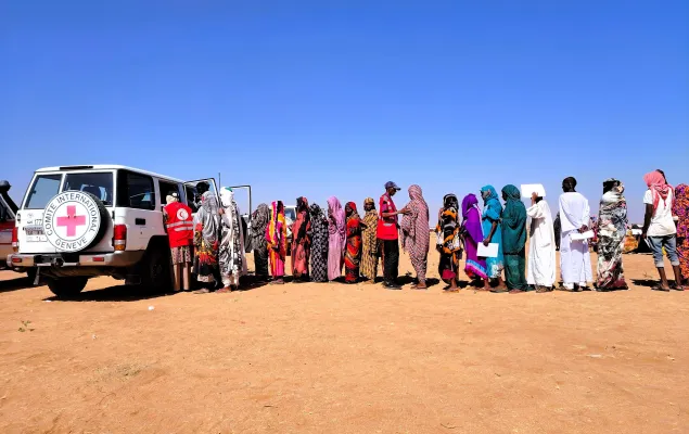 Khaldia joins other men and women in the queue to receive the ICRC cash assistance at the displaced people’s camp near Shandi, River Nile state. Photo: Ahmed Omer