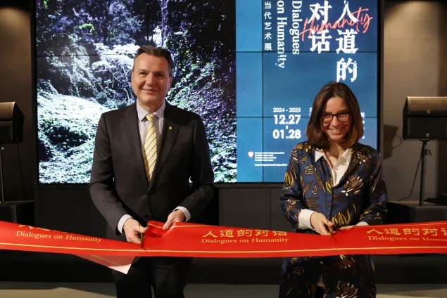 Boris Kelecevic, Deputy Head of the ICRC Regional Delegation, and Chantal Delli, Deputy Head of Mission of the Swiss Embassy in Beijing, cut the ribbon to open the Dialogues On Humanity exhibition.