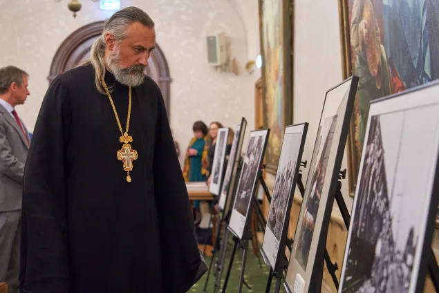 Посетитель смотрит фотогалерею МККК