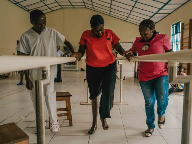 Rosette Katungu, que resultó herida de bala en una emboscada que se cobró la vida de su abuela, practica equilibrio sobre una pierna ortopédica.