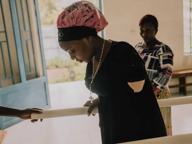 La paciente Naomi Kabuo durante una secuencia de ejercicios en el centro ortopédico de Shirika, Goma.