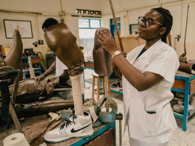 Personal del CICR fabrica nuevas prótesis en el centro ortopédico de Shirika, en Goma.
