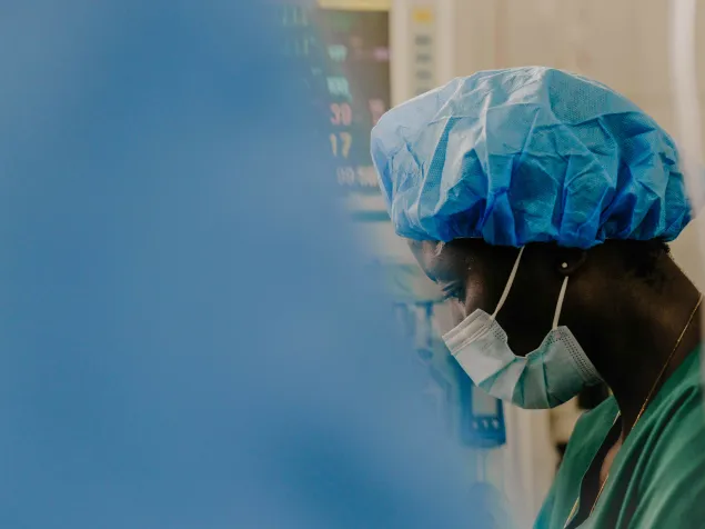 Equipos quirúrgicos en el quirófano del hospital Ndosho de Goma