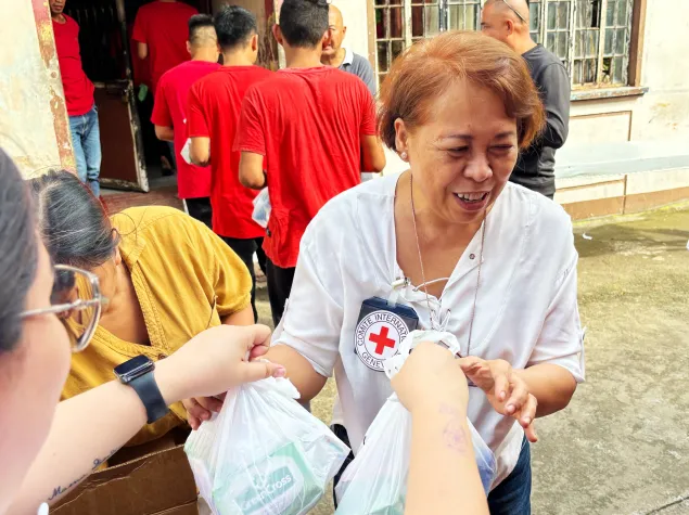 Last December 2024, Mariegen helped in distributing hygiene kits to 700 detainees at the Laguna Provincial Jail. Photo: Lorenzo Arada/ICRC