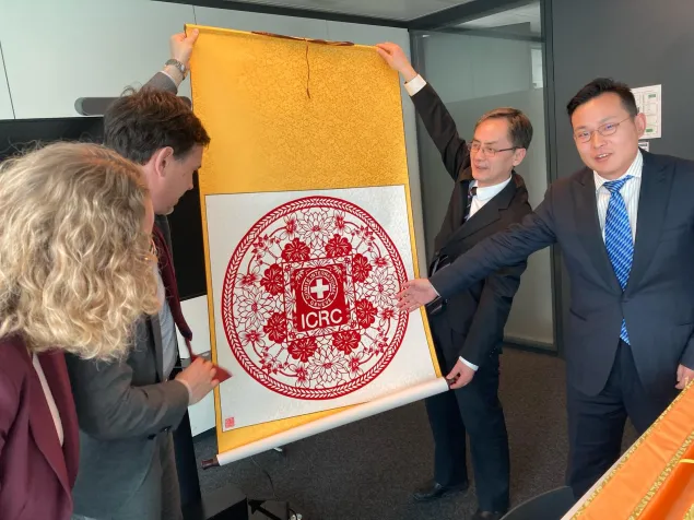 中国应急管理部向红十字国际委员会赠送礼物。