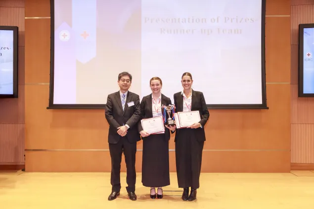 2. Dr James DING, JP, Law Officer (International Law), International Law Division, Department of Justice, presented the trophy to University of Adelaide, Runner-up Team of the 23rd Red Cross International Humanitarian Law Moot (Asia-Pacific Region).