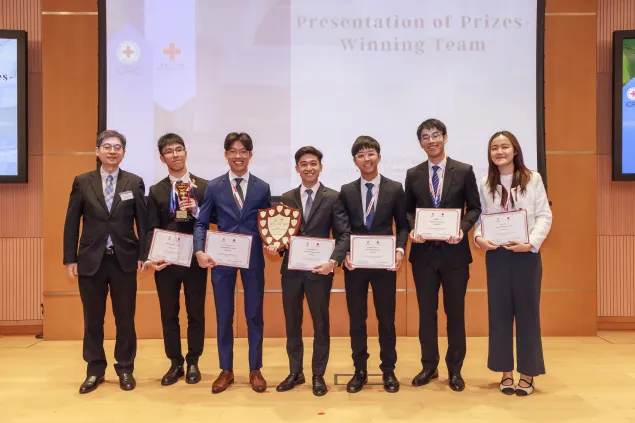1. Dr James DING, JP, Law Officer (International Law), International Law Division, Department of Justice, presented the trophy to Singapore Management University, Winning Team of the 23rd Red Cross International Humanitarian Law Moot (Asia-Pacific Region).