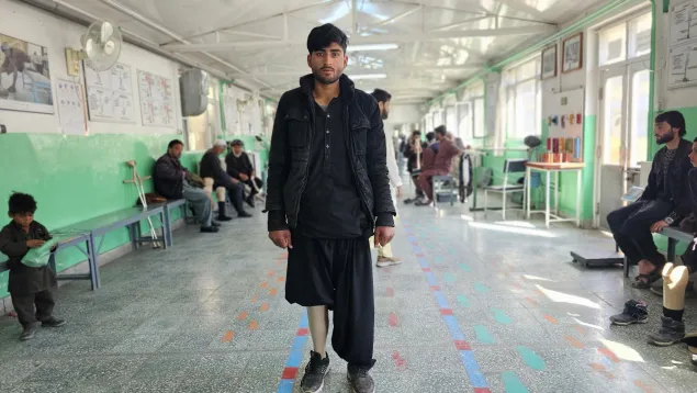 Saleh Mohammad, a 22-year-old scrap metal collector from Kabul’s 12th district at the ICRC’s PRC in Kabul