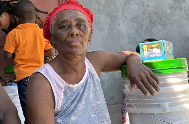 Una mujer en Haití con elementos de primera necesidad.