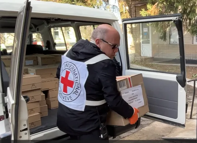 ICRC staff unloads donation to Selydove City Hospital. ICRC
