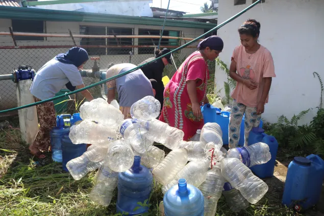 Marawi residents queue to get clean water