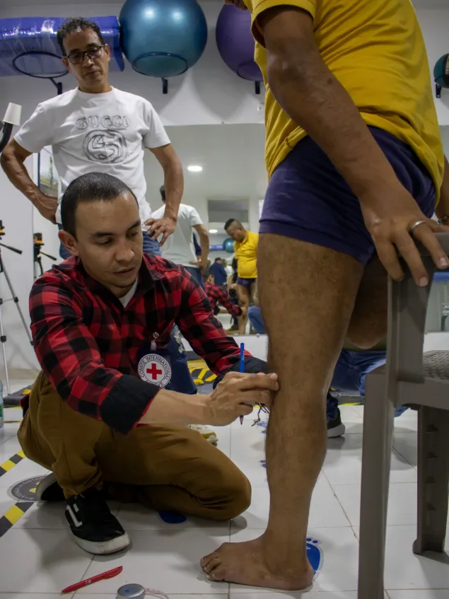 In some regions, people have to live with the constant threat of explosive devices. They can no longer move around freely, fish, hunt or grow crops. ICRC