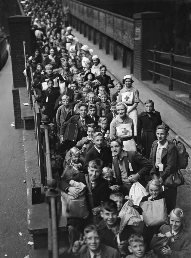 Segunda Guerra Mundial 1939-1945. Londres. Después del debut de los ataques aéreos en Londres, las enfermeras de la Cruz Roja escoltan a alrededor de 16.000 mujeres y niños en la estación de Paddington. 