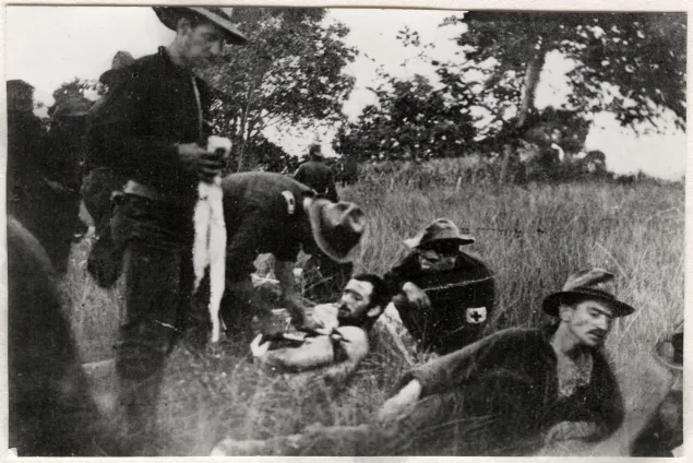 Cuba, enero de 1924. Guerra Hispano-estadounidense de 1898. Cirujano brinda atención a un herido en un hospital de campaña.