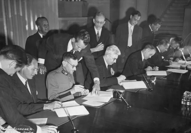 Ginebra, Suiza, edificio electoral de la Delegación Suiza, el 12 de agosto de 1949. Firma del Acta Final de la Conferencia Diplomática para la Revisión de la Convención de Ginebra de 1949
