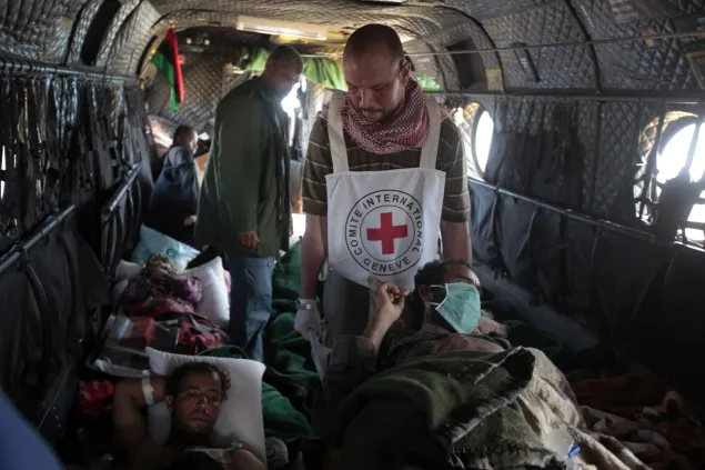 Libia, octubre de 2011. Un herido es evacuado en helicóptero al hospital en Trípoli el12 de octubre de 2011. 